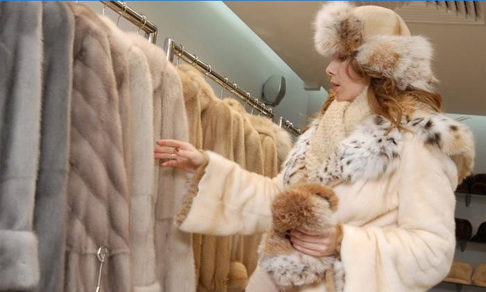 Woman chooses a mink coat