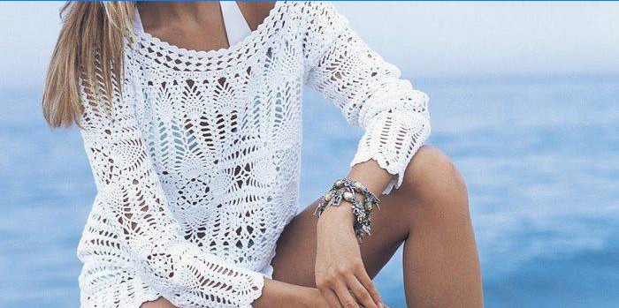 Openwork white tunic for relaxing on the sea