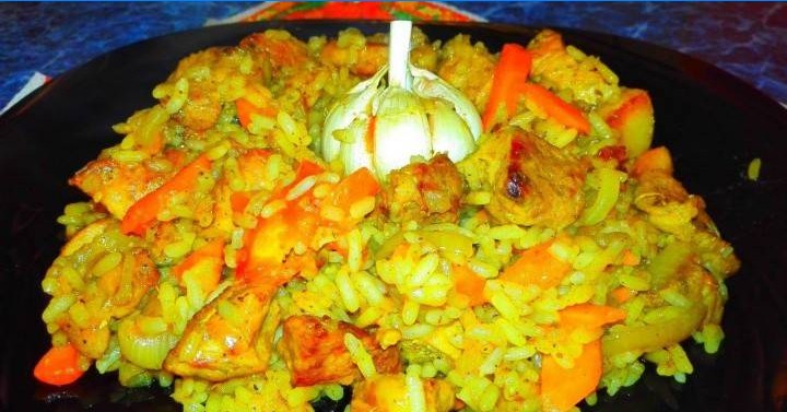 Pilaf with chicken, spices and garlic