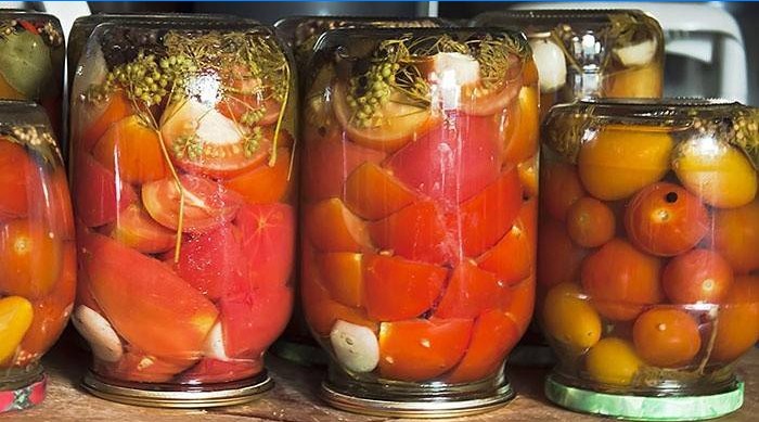 Tomatoes marinated with parsley