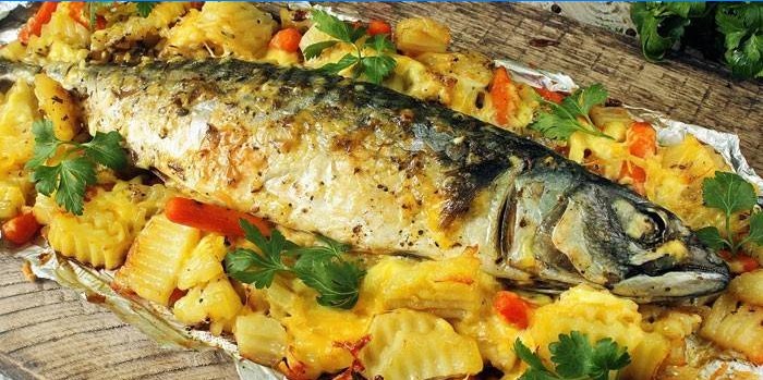 Baked mackerel with head and vegetables before serving