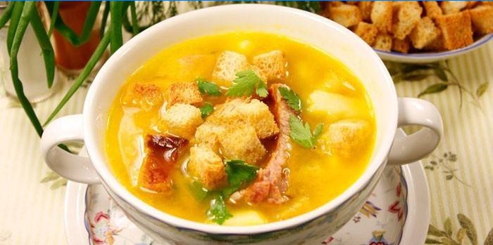 Smoked rib pea soup with croutons