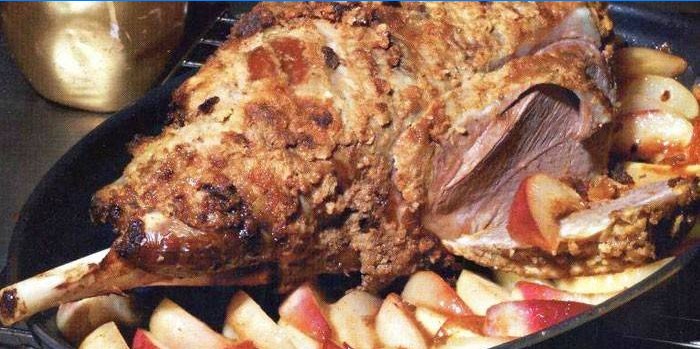 Baked lamb leg with apples