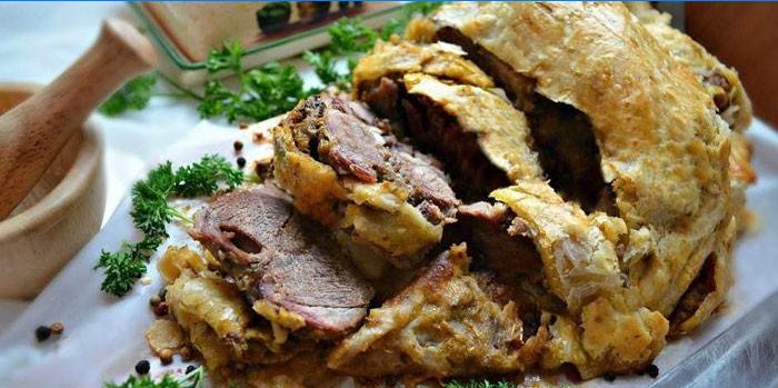 Stewed lamb leg in puff pastry