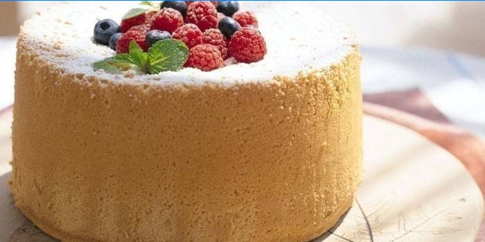 Sponge cake with powdered sugar and berries