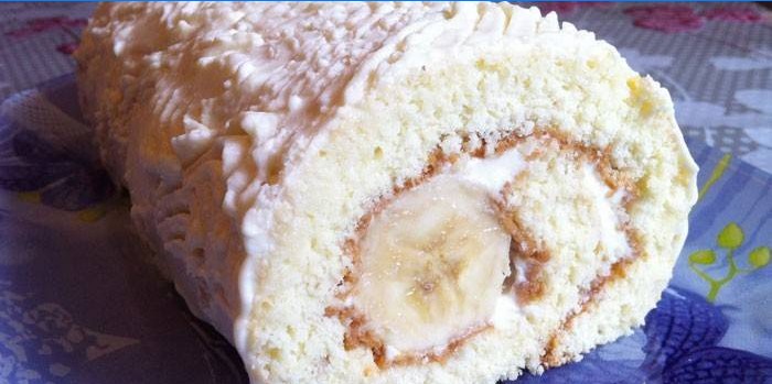 Sponge cake with cream and banana