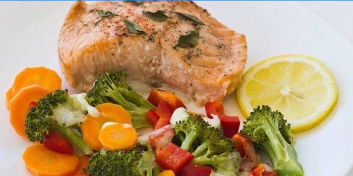 Red fish with vegetables