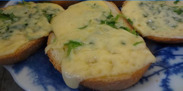 Hot sandwiches with cheese and herbs