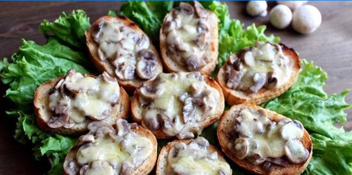 Hot sandwiches with mushroom sauce