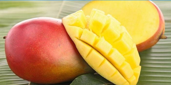 Mango fruit whole and sliced