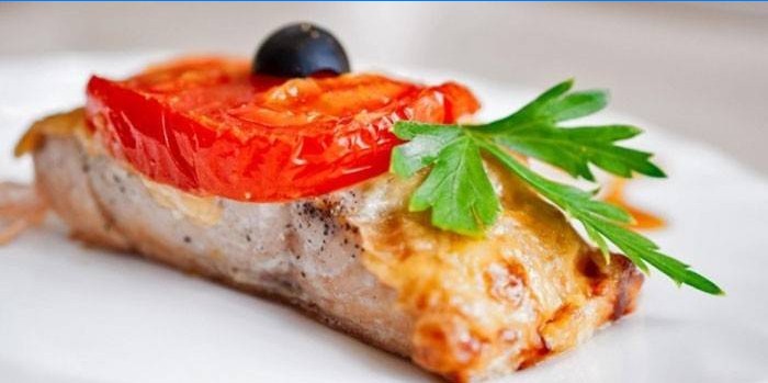 Chum salmon fillet with tomatoes