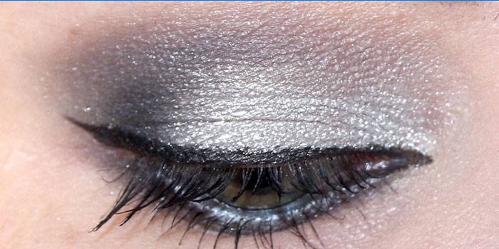 Eye shadow makeup using cream eyeshadow