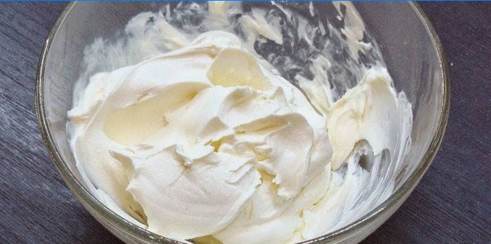 Sour cream gives a snow-white tint