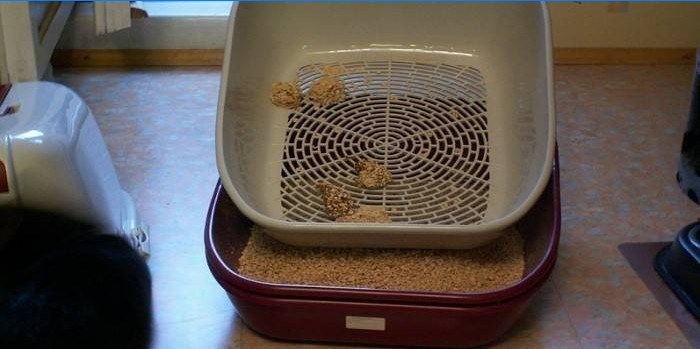 Cat litter tray with filler