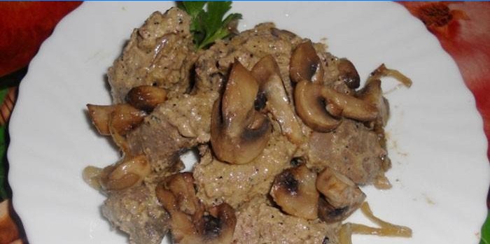 Liver with mushrooms in sour cream