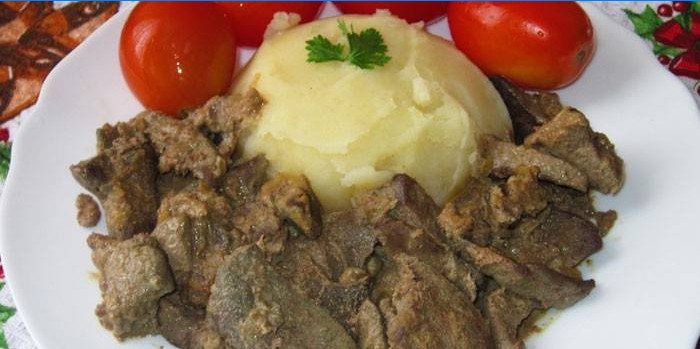 Pork liver with mashed potatoes and tomatoes