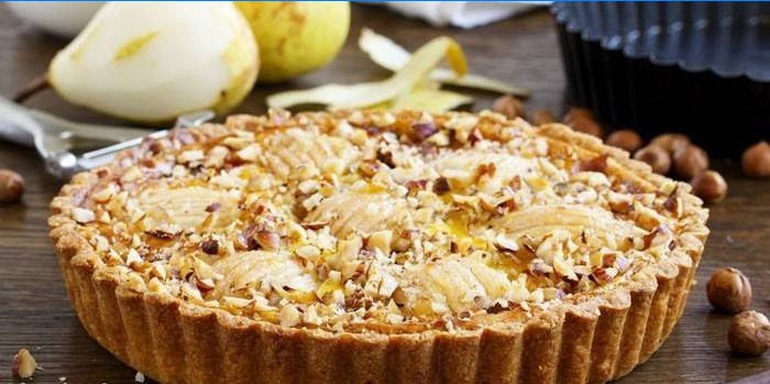 Sand tart with pears and hazelnuts