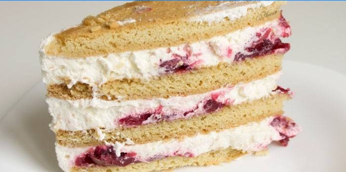 Shortcake torte with cherry and sour cream