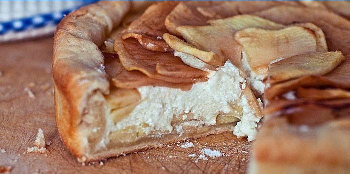 Puff pastry pie with curd filling and apples