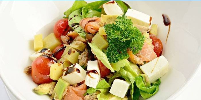 Salad with avocado, salmon and tomatoes