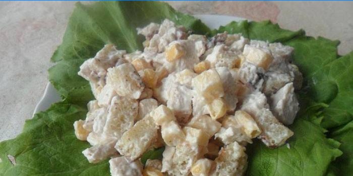 Salad with chicken and crackers