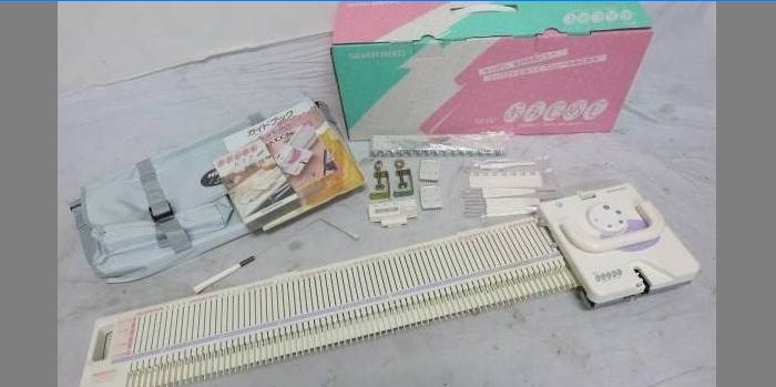 Foldable clothes knitting machine