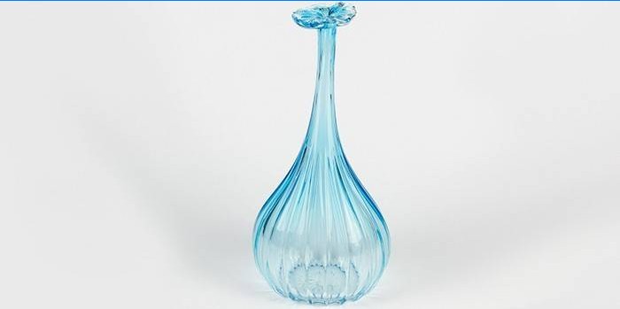 Cleaning a thin-necked vase