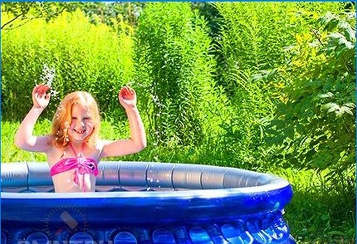 Inflatable pool for giving - and bathe and water the garden