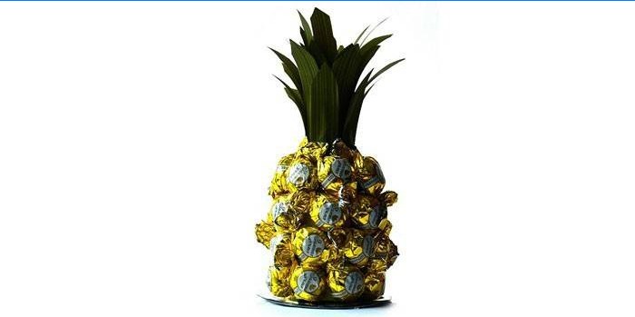 Pineapple made of sweets and a plastic bottle