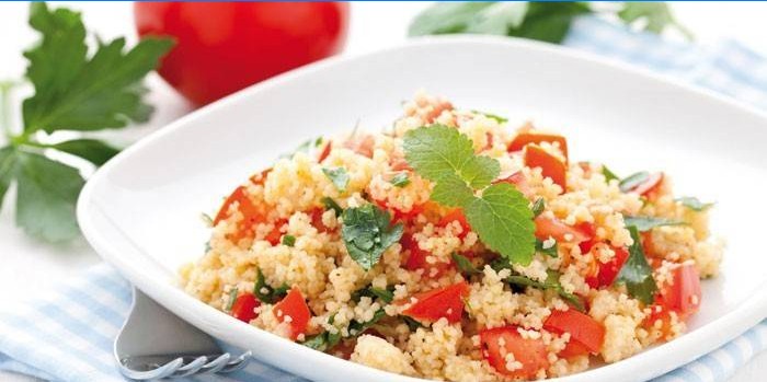 Salad with tomatoes, herbs and bulgur