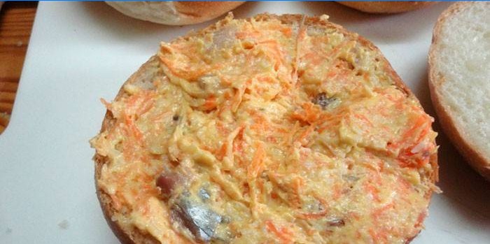 Buns with herring, butter and carrots