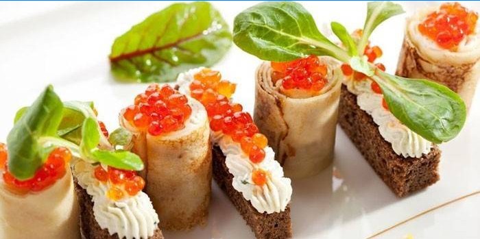 The idea of ​​serving caviar on pancakes and toasts