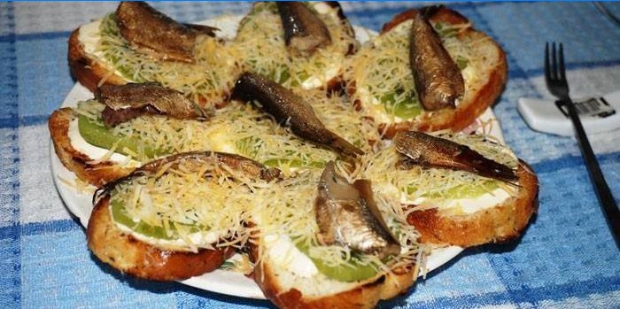 Sandwiches with sprats and kiwi
