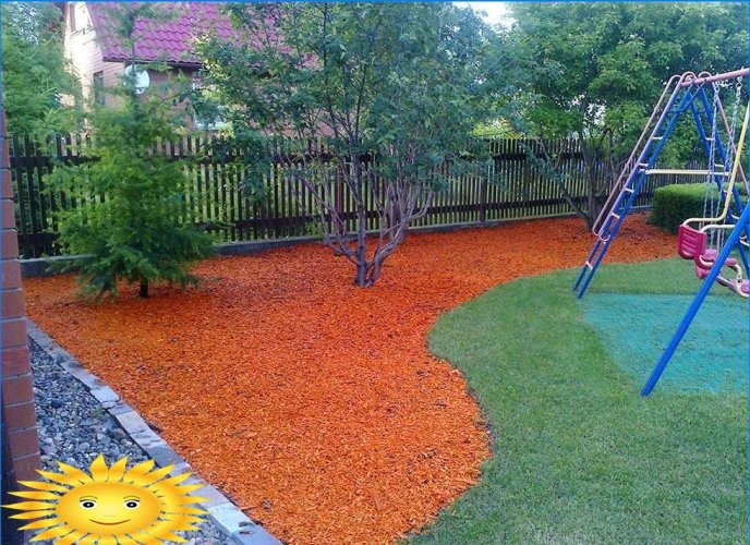 Decorative mulch: mulching beds and soil with sawdust and gravel