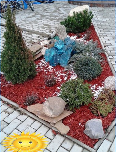 Decorative mulch: mulching beds and soil with sawdust and gravel