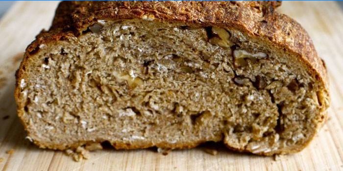 Chopped bread with walnuts