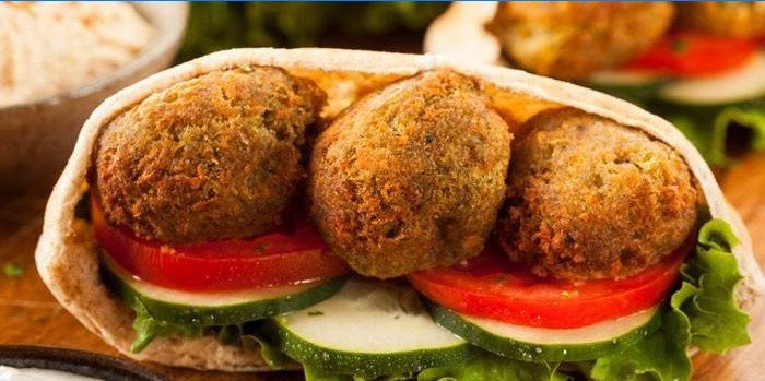 Falafels in pita with vegetables and sauce