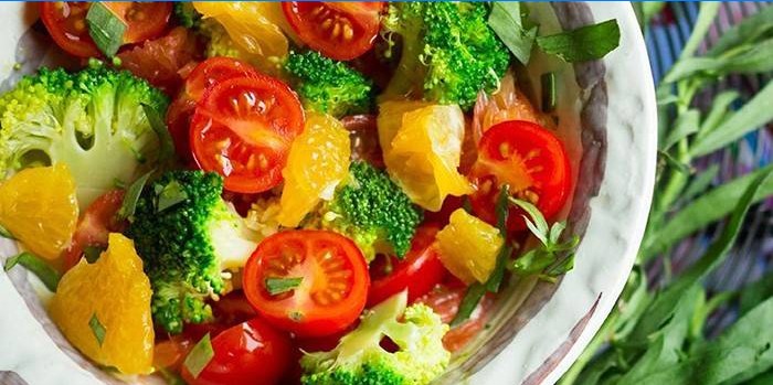 Salad with oranges and broccoli