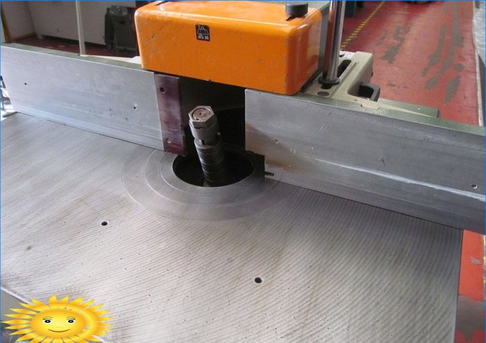 Milling machine with spindle tilt adjustment
