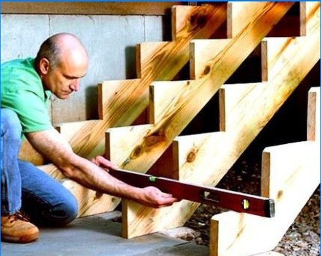 How to build a ladder for a summer residence with your own hands