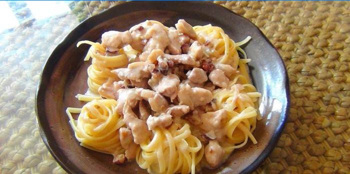 Pasta with turkey meat in a creamy sauce