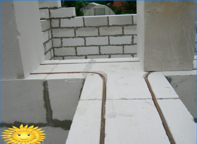 Inexpensive bath: made of aerated concrete with timber finish