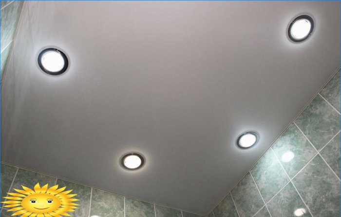 Stretch ceiling with lamps in the bathroom