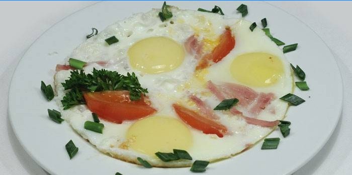 Fried eggs with tomato and bacon