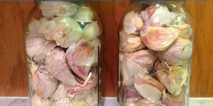 Storing garlic in glass jars