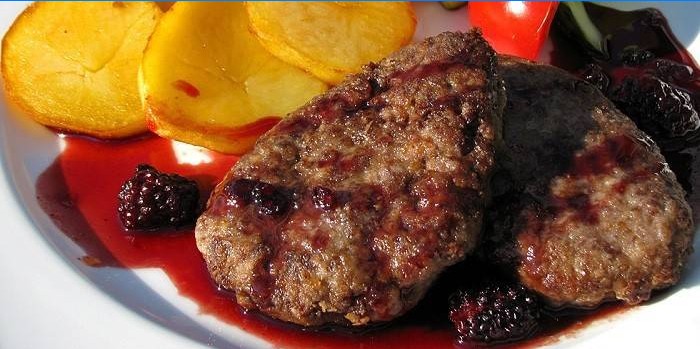 Baked moose patties with berry sauce
