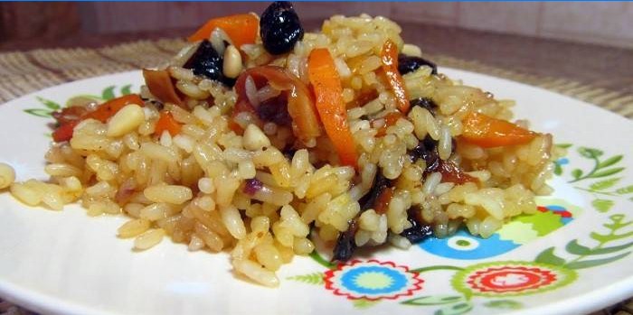 Pilaf with raisins and dried apricots