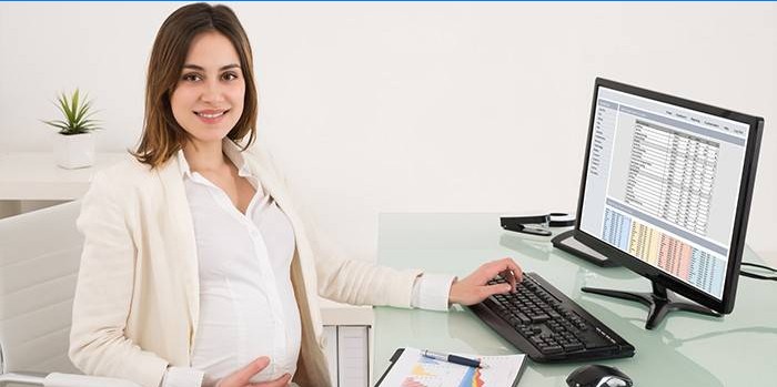 Pregnant woman at the computer