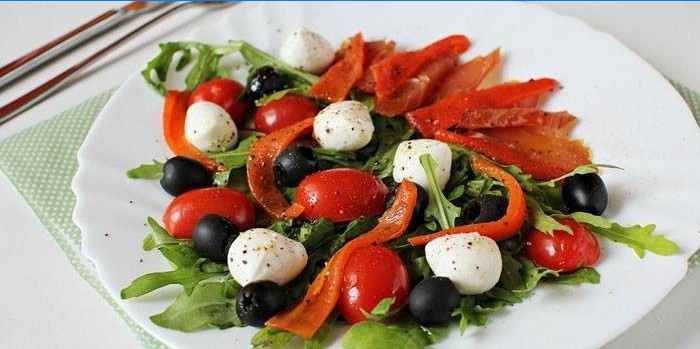 Salad with mozzarella, olives and chicken carpaccio