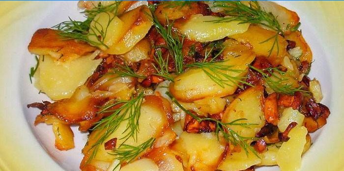 Fried potatoes with chanterelles